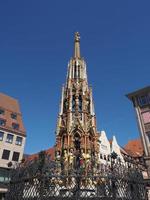 schoener brunnen hermosa fuente en nuernberg foto