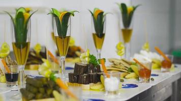 voorbereiding buffetpresentatie. hotelmaaltijden. de chef bereidt het open buffet met een elegante presentatie. video