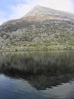 una vista de la campiña de gales en snowdonia cerca del lago ogwen foto