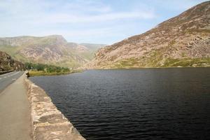 una vista de la campiña de gales en snowdonia cerca del lago ogwen foto