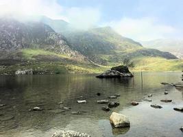 una vista de la campiña de gales en snowdonia cerca del lago ogwen foto