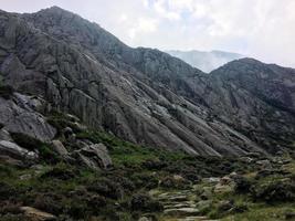 una vista de la campiña de gales en snowdonia cerca del lago ogwen foto