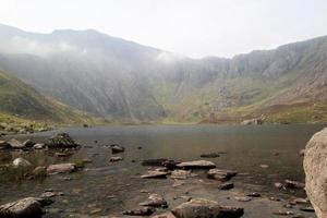 una vista de la campiña de gales en snowdonia cerca del lago ogwen foto