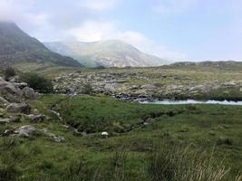 una vista de la campiña de gales en snowdonia cerca del lago ogwen foto