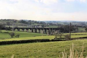 una vista del viaducto de hewnden en yorkshire foto