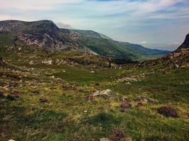 una vista de la campiña de gales en snowdonia cerca del lago ogwen foto