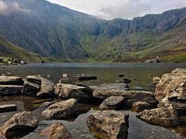 una vista de la campiña de gales en snowdonia cerca del lago ogwen foto