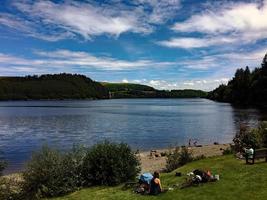 lago vyrnwy en gales en el reino unido en junio de 2020. una vista del lago vyrnwy en gales central foto