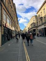 bath en el reino unido en agosto de 2020. una vista de la ciudad de bath bajo el sol de la tarde foto