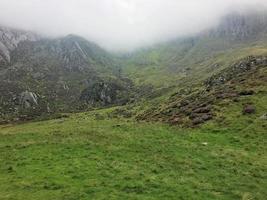 una vista de la campiña de gales en snowdonia cerca del lago ogwen foto