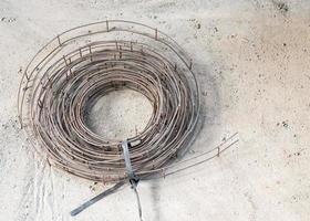 rollo de alfombrilla de alambre en el suelo de hormigón. foto