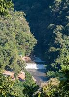 proyecto hidroeléctrico de la presa local en el valle. foto