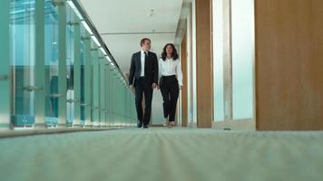 uomo d'affari e donna d'affari che camminano nel corridoio. piedi di uomo d'affari e donna d'affari che camminano nel corridoio. video