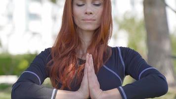 meditação de ioga. mulher fazendo ioga com as duas mãos juntas e respiração profunda. tiro de close-up. video