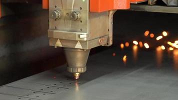 corte a laser, indústria. a parte metálica é cortada na máquina de corte a laser. video