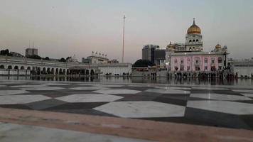 gurdwara bangla sahib è il più importante sikh gurudwara, bangla sahib gurudwara vista interna durante la sera a nuova delhi, india, comunità sikh uno dei famosi gurudwara bangla sahib all'interno video