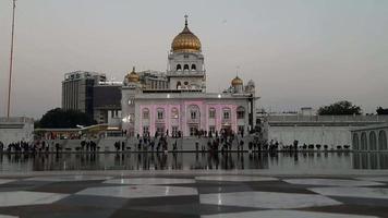 gurdwara bangla sahib es el sikh gurudwara más destacado, bangla sahib gurudwara vista interior durante la noche en nueva delhi, india, comunidad sikh uno de los famosos gurudwara bangla sahib dentro video