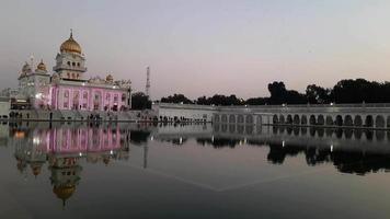 gurdwara bangla sahib är den mest framstående sikhiska gurudwara, bangla sahib gurudwara inifrån under kvällstid i New Delhi, Indien, sikh-gemenskapen en av de berömda gurudwara bangla sahib inuti video