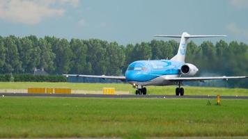 Amsterdam, Pays-Bas 25 juillet 2017 - klm cityhopper fokker 70 ph kzl accélérer et décoller sur la piste 36l polderbaan. aéroport de shiphol, amsterdam, hollande video