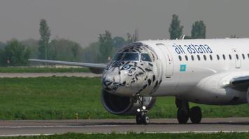 almaty, kazachstan 4 mei 2019 - air astana embraer e 190 e2 p4 kha in speciale sneeuwbars livery, taxiën na de landing, de internationale luchthaven van almaty, kazachstan