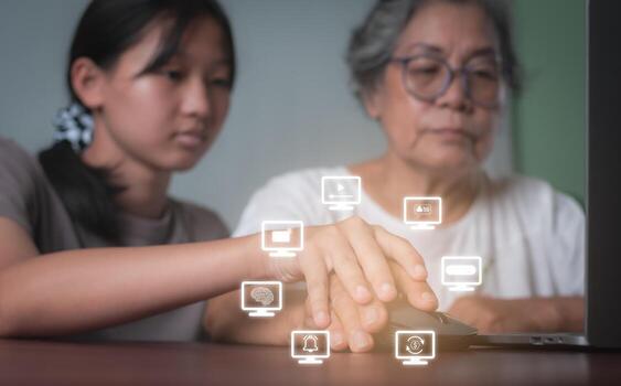 la nieta le está enseñando a la abuela a usar computadoras, internet de las cosas foto