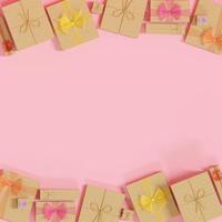 caja de regalo de cumpleaños sobre fondo rosa foto