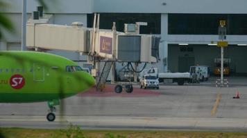 phuket, thailand 29 november 2016 - s7 boeing 767 vp bvh taxiën na de landing op de luchthaven van phuket. uitzicht vanaf de bovenste verdieping van het hotel centara grand west sands resort phuket video