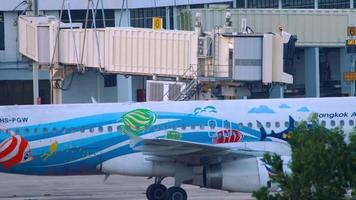 phuket, thailand 30. november 2016 - bangkok airways airbus 320 hs pgw namens samui wird vom schlepper zum abheben zurückgeschoben. Blick von der obersten Etage des Hotels video