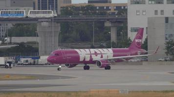 frankfurt am main, duitsland 17 juli 2017 - wow air airbus 321 tf win taxiën voor vertrek. fraport, frankfurt, duitsland video