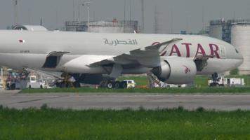 almaty, kazakistan 4 maggio 2019 - carico di merci in qatar cargo boeing 777 a7 bfk airfreighter video