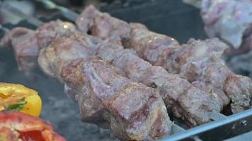 kebab cozinhando ao ar livre no espeto de metal. prato oriental tradicional
