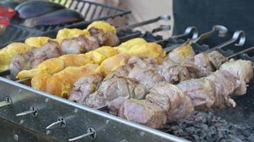 kebab cocinando al aire libre en una brocheta de metal. plato tradicional oriental video