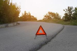 una señal de parada de emergencia para un vehículo está instalada en la carretera. copie el espacio foto