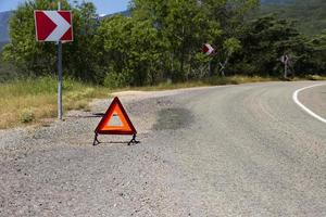 una señal de parada de emergencia para un vehículo está instalada en la carretera. copie el espacio foto