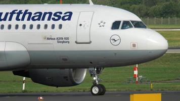 dusseldorf, alemania 22 de julio de 2017 - lufthansa airbus a319 d aibc rodando antes de la salida. aeropuerto de dusseldorf, alemania video