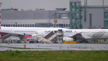 Dusseldorf, alemanha - 22 de julho de 2017 - turkish airlines airbus a321 tc-jri taxiando antes da partida. aeroporto de Düsseldorf video