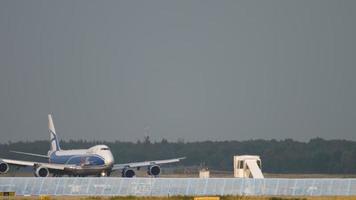 Francoforte sul Meno, Germania 19 luglio 2017 - air bridge cargo boeing 747 vq brh accelerare prima della partenza sulla pista 25c. fraport, francoforte, germania video