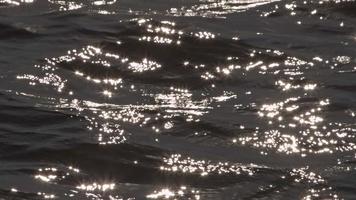 les rayons du soleil brillent sur les images de l'eau de l'océan video