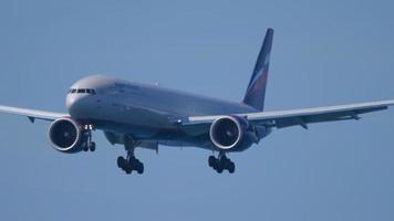 phuket, tailândia, 27 de novembro de 2019 - aeroflot boeing 777 vp bha chamado a.skriabin se aproximando antes de pousar no aeroporto de phuket. praia de mai khao video