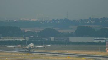 francoforte sul meno, germania 19 luglio 2017 - lufthansa airbus 340 d aife, livrea star Alliance in atterraggio a 07l. fraport, francoforte, germania video