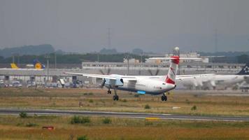 frankfurt am main, alemania 20 de julio de 2017 - austrian airlines bombardier dash 8 400 oe lgh acercándose a la pista 25r. avistamiento no oficial en fraport el sep. 6, 2015 video