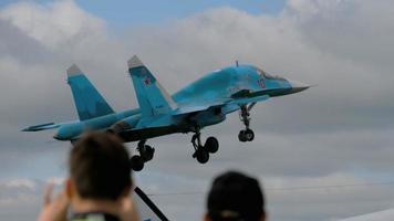 nowosibirsk, russische föderation 5. august 2018 - sukhoi su 34 verteidiger kunstflugleistung. Airshow auf dem Flugplatz Mochishe unnm video