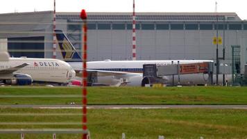 dusseldorf, alemania 23 de julio de 2017 - delta airlines boeing 767 n841mh rodando después del aterrizaje. aeropuerto de düsseldorf video