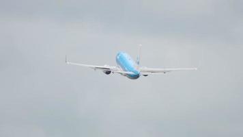 Ámsterdam, Países Bajos 25 de julio de 2017 - Klm Boeing 787 Dreamliner ph bgx salida en la pista 36l polderbaan. Aeropuerto de Shiphol, Amsterdam, Holanda video