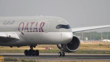 francoforte sul meno, germania 19 luglio 2017 - qatar airways airbus 350 a7 tutti in rullaggio prima della partenza alla pista 18. fraport, francoforte, germania video