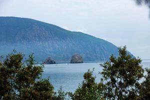 vista de la montaña ayu-dag desde las montañas. foto