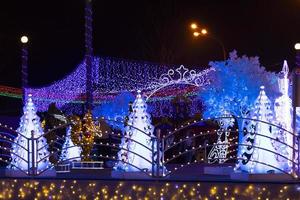 decoraciones navideñas y de año nuevo en la calle. Números de año nuevo 2022. foto