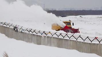 lo spazzaneve sgombra la pista di rullaggio, l'aeroporto di tolmachevo, novosibirsk video