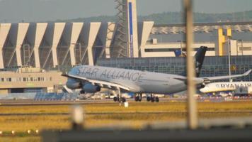 Francfort-sur-le-main, Allemagne 21 juillet 2017 - airbus 340 de lufthansa star alliance livery atterrissant à fraport, Francfort, Allemagne video