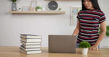 retrato de una colegiala asiática que estudia en línea a través de una laptop en casa. concepto de aprendizaje y educación a distancia. video
